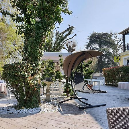 Logis - Hotel & Restaurant Le Gonfalon Germigny-l'Eveque Exterior photo