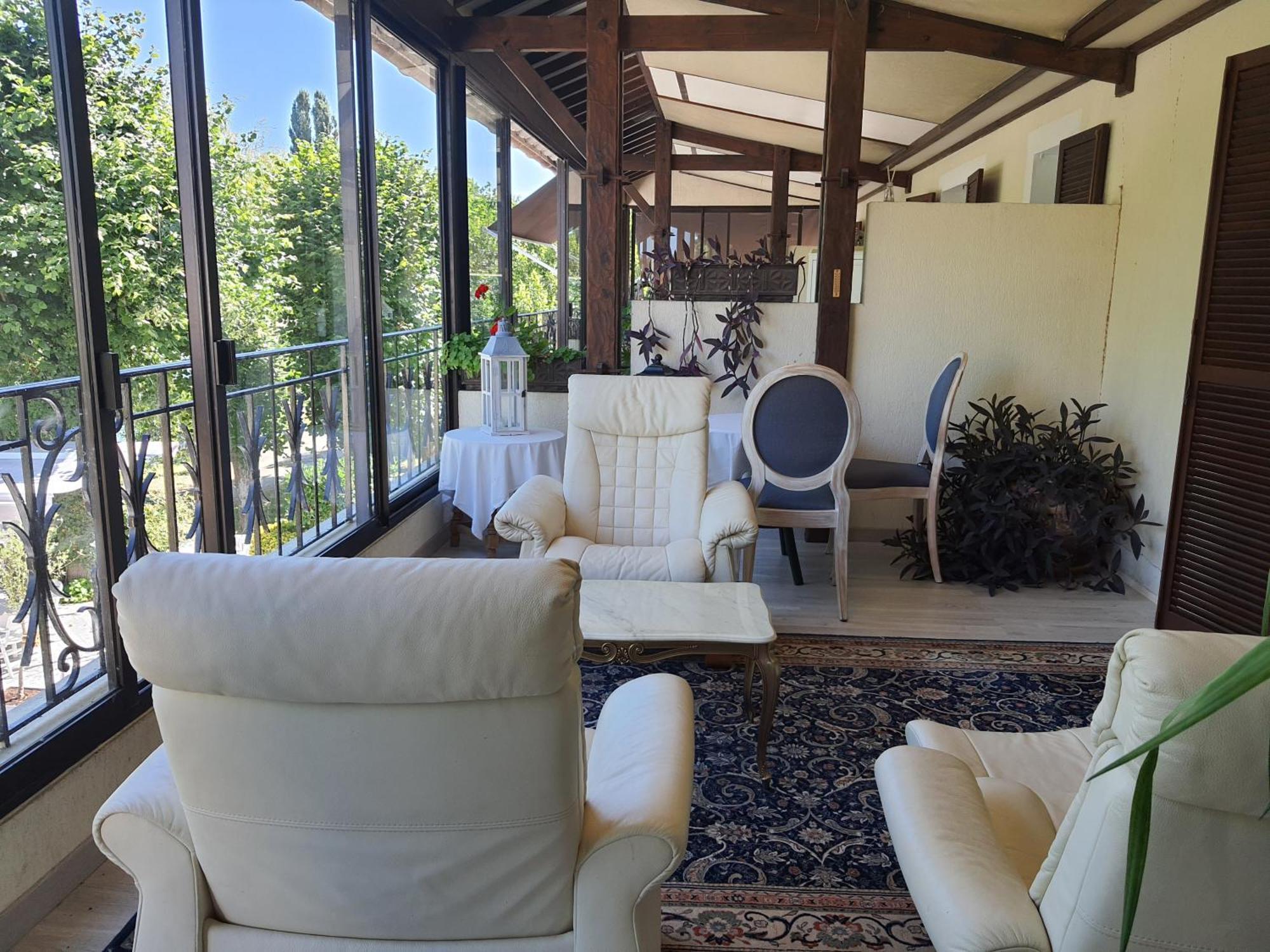 Logis - Hotel & Restaurant Le Gonfalon Germigny-l'Eveque Exterior photo