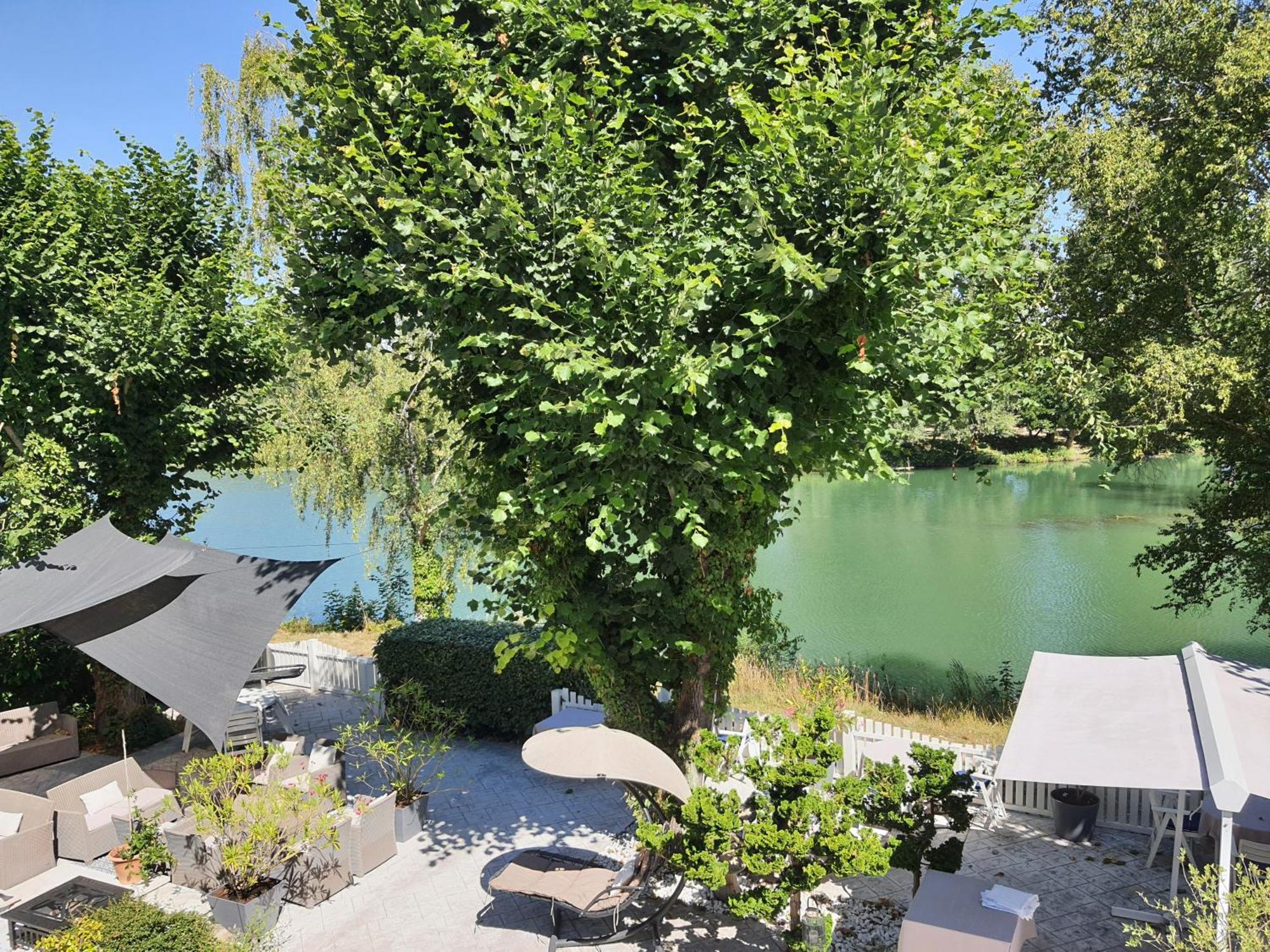 Logis - Hotel & Restaurant Le Gonfalon Germigny-l'Eveque Exterior photo