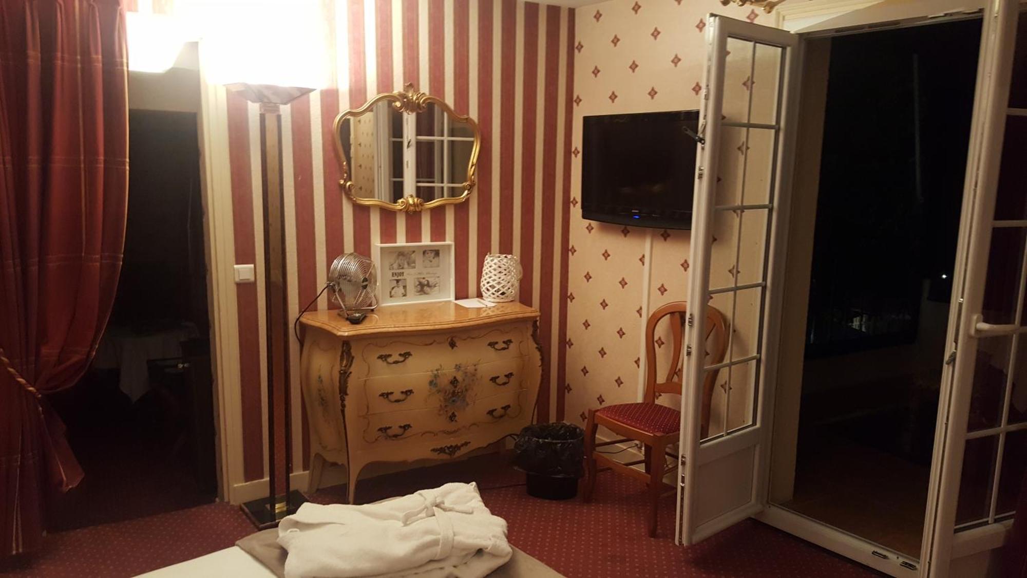 Logis - Hotel & Restaurant Le Gonfalon Germigny-l'Eveque Room photo