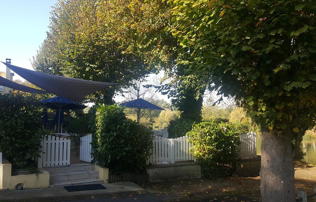 Logis - Hotel & Restaurant Le Gonfalon Germigny-l'Eveque Exterior photo